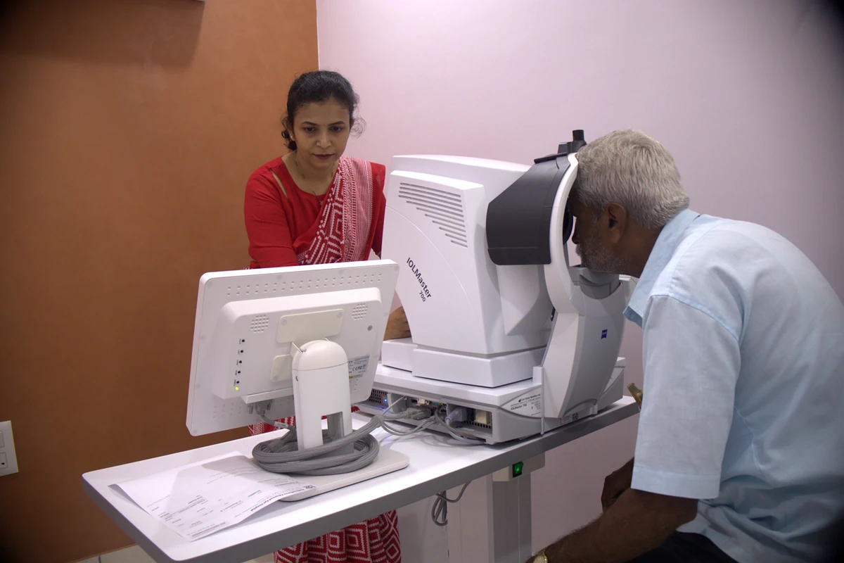 Dr. Roopashree C R performing optical biometry using Carl Zeiss IOLMaster 700 at Nethradharini